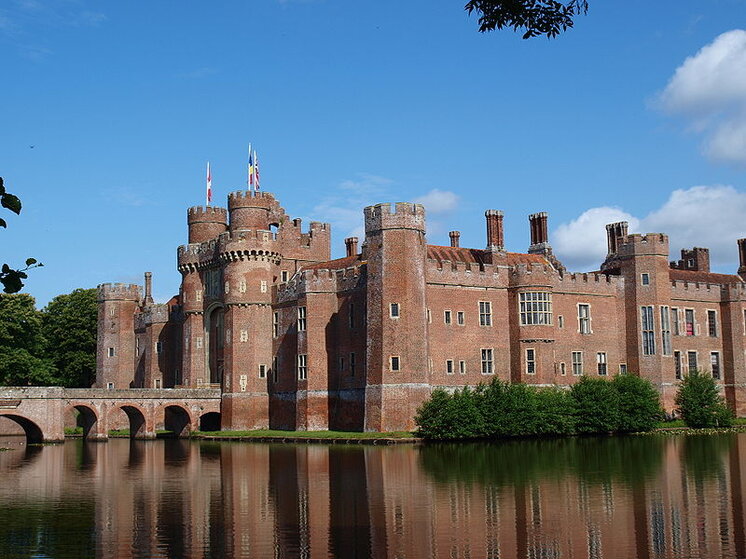 800px-Herstmonceux_Castle.jpg