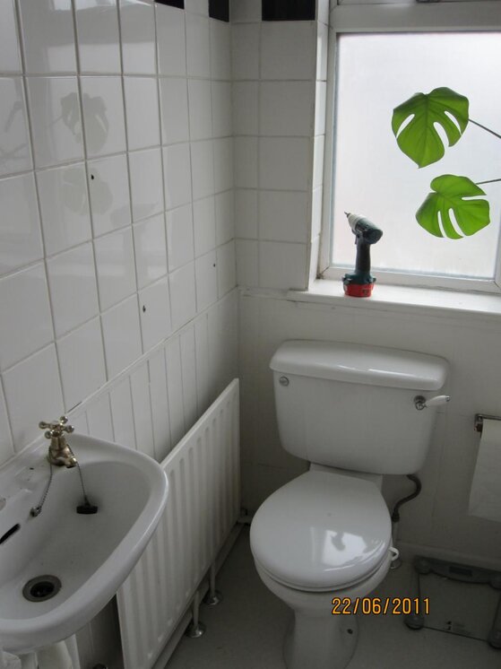 bathroom 001.jpg