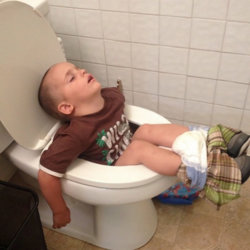 funny-kids-sleeping-anywhere-96-57a9dc524234c__605.jpg