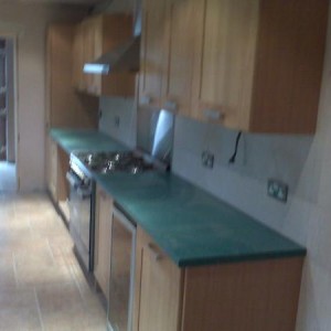 16k Oak Kitchen Installation with Silica(resin) worktops. 41m2 Floor tiling to dining, kitchen & utility areas. Tiled on herringbone pattern, with an expansion joint due to size.