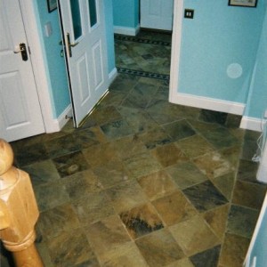 1) ENTRANCE HALLWAY - 300X300 MM FOSSIL STONE.