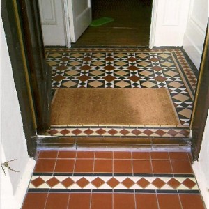 VICTORIAN HC. - VESTIBULE & STEP - DESIGN NO.6 (JARROW) WITH TRADITIONAL RED/WHITE/BLACK BORDER.