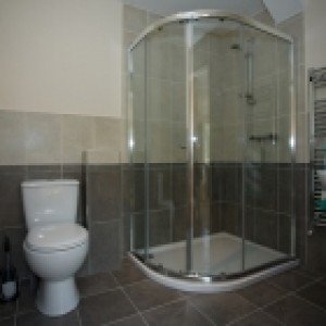 cheddar apartments, maisonette shower room