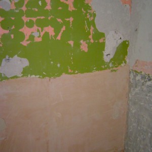 south east corner showing from bottom : bare plasterboard (beneath bath head), skimmed plasterboard, darkgreen/pink then light green painted lime plastered metal lath on stud wall