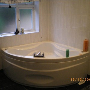 1500 x 1500 corner jacuzi bath. holds 4! (3 girls and 1 guy,,nice)