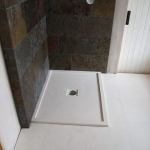 shower walls in slate with limestone tray