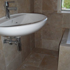 Vertical brickbond
60x40 Travertine
with 10mm edge-strip to finish at the top