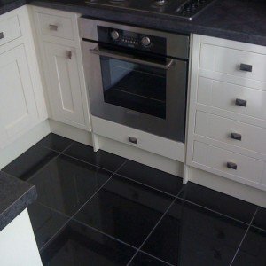 Magnet "Princeton" kitchen on a polished black granite floor with black Mapei Ultracolour grout