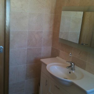 Wetroom: Crema nova tumbled 30x30 with 10x10 mix