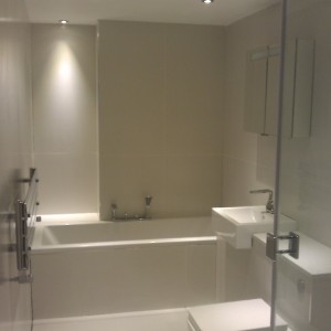 Large bathroom C1 white walls and C3 fllor