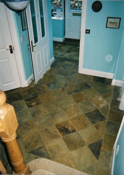 1) ENTRANCE HALLWAY - 300X300 MM FOSSIL STONE.