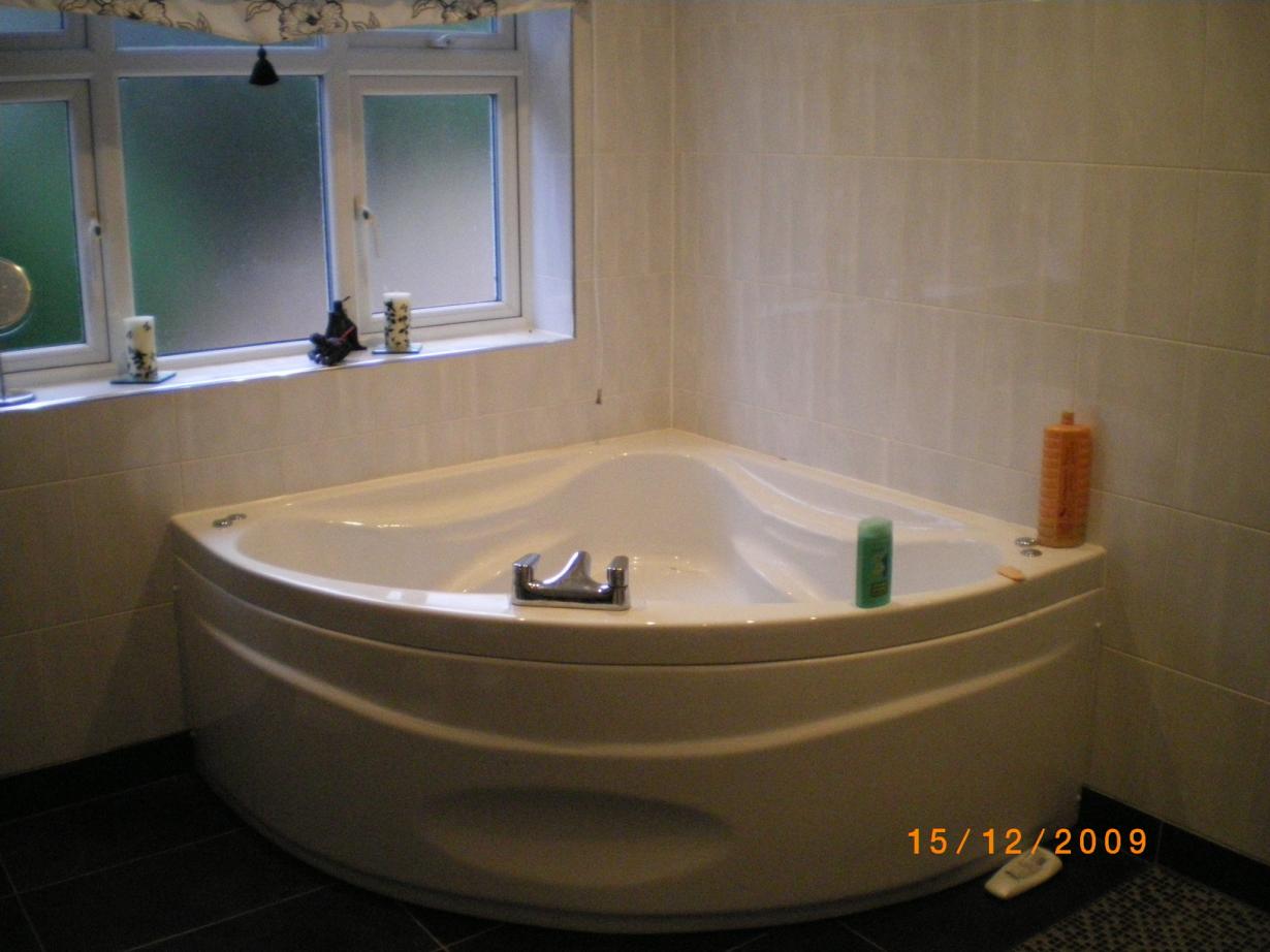 1500 x 1500 corner jacuzi bath. holds 4! (3 girls and 1 guy,,nice)