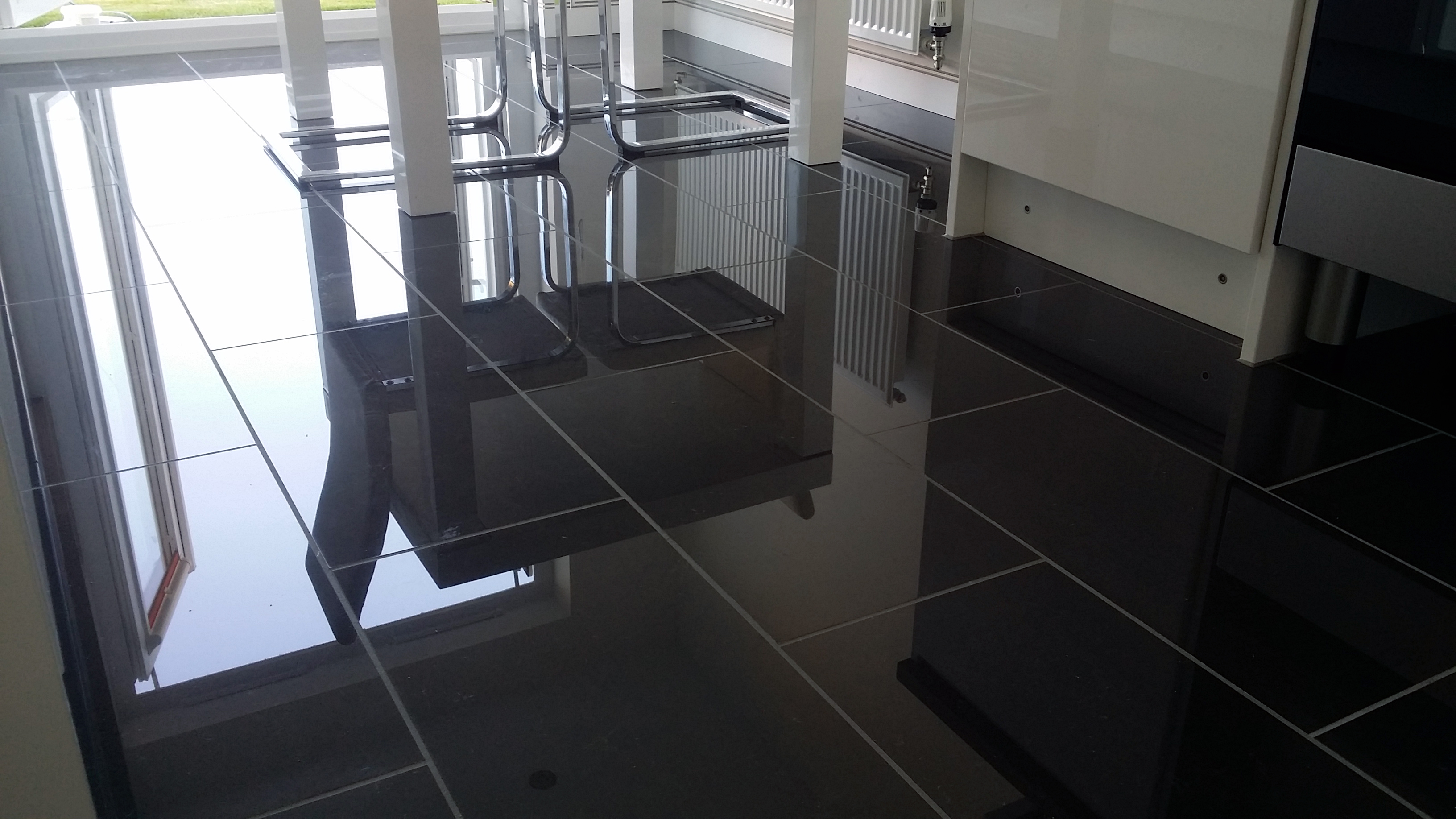 2 polished Porcelain Floors and a black metro Splashback