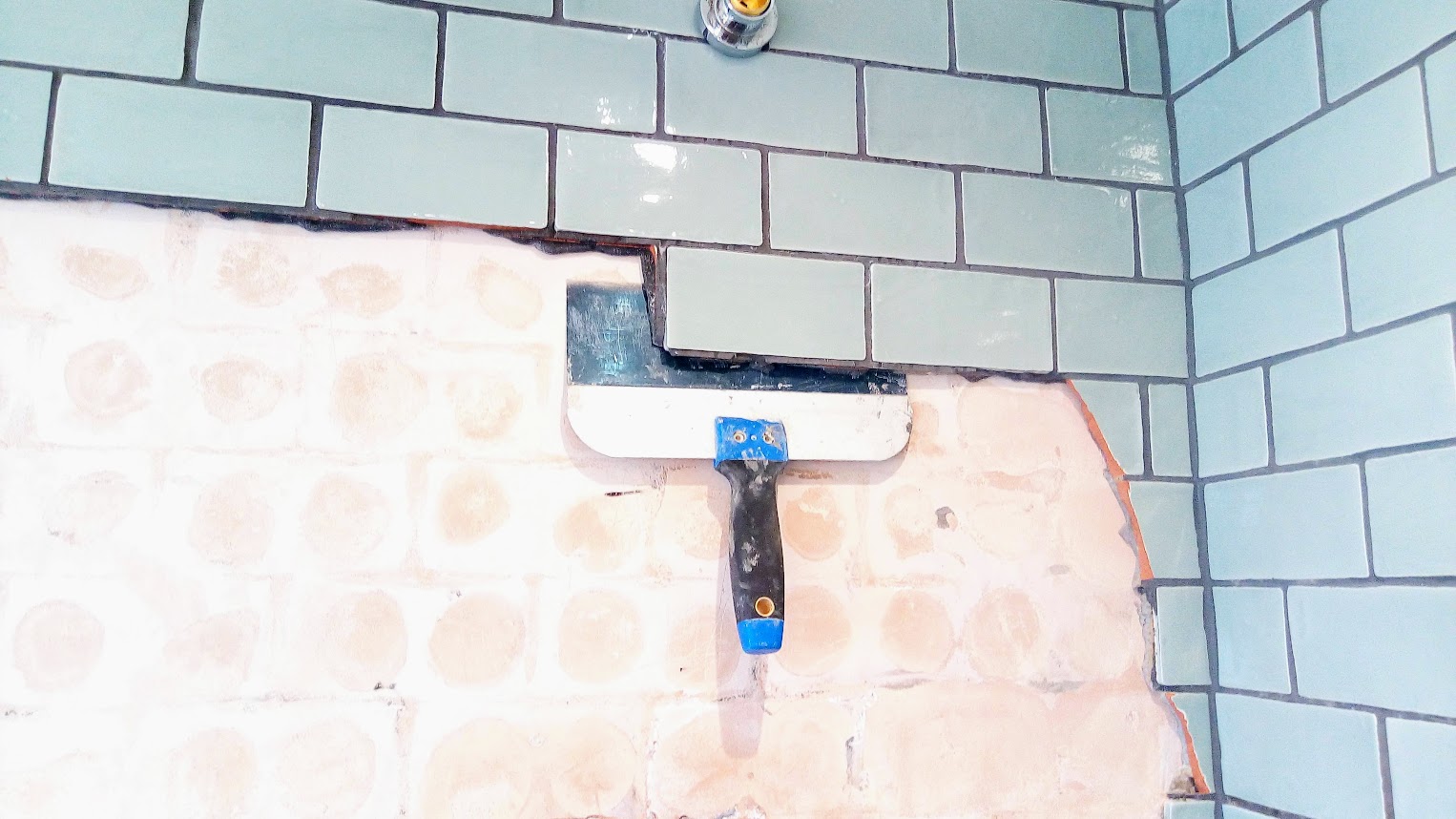 Bad shower tiling V.jpg