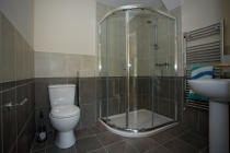 cheddar apartments, maisonette shower room