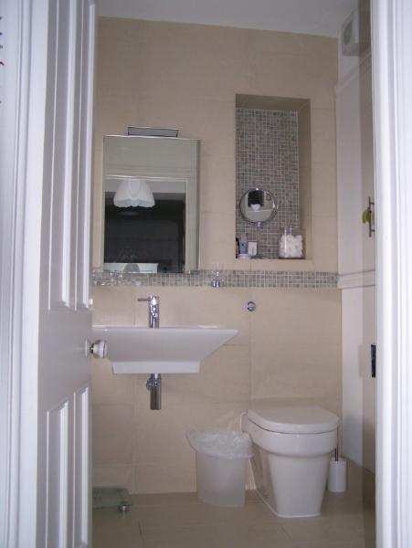 doorway basin wc