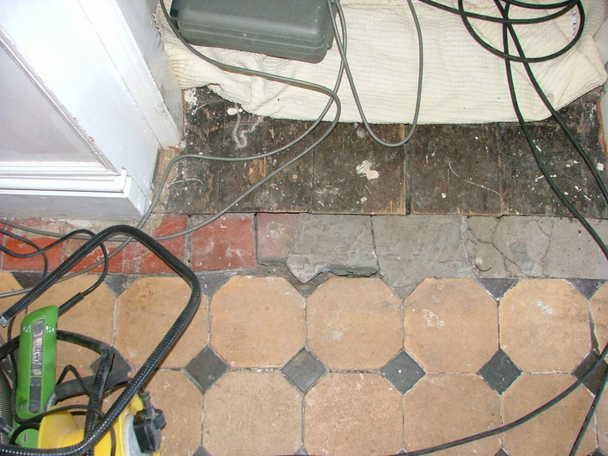 KW front room threshold damege b4