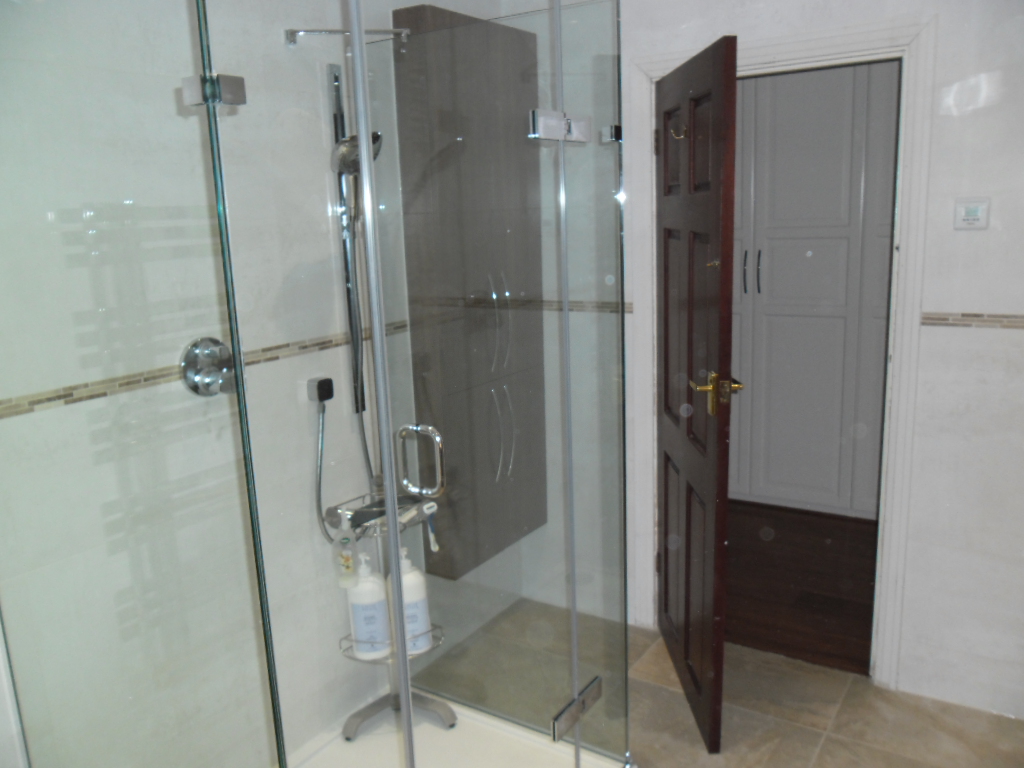 Large Bathroom 004