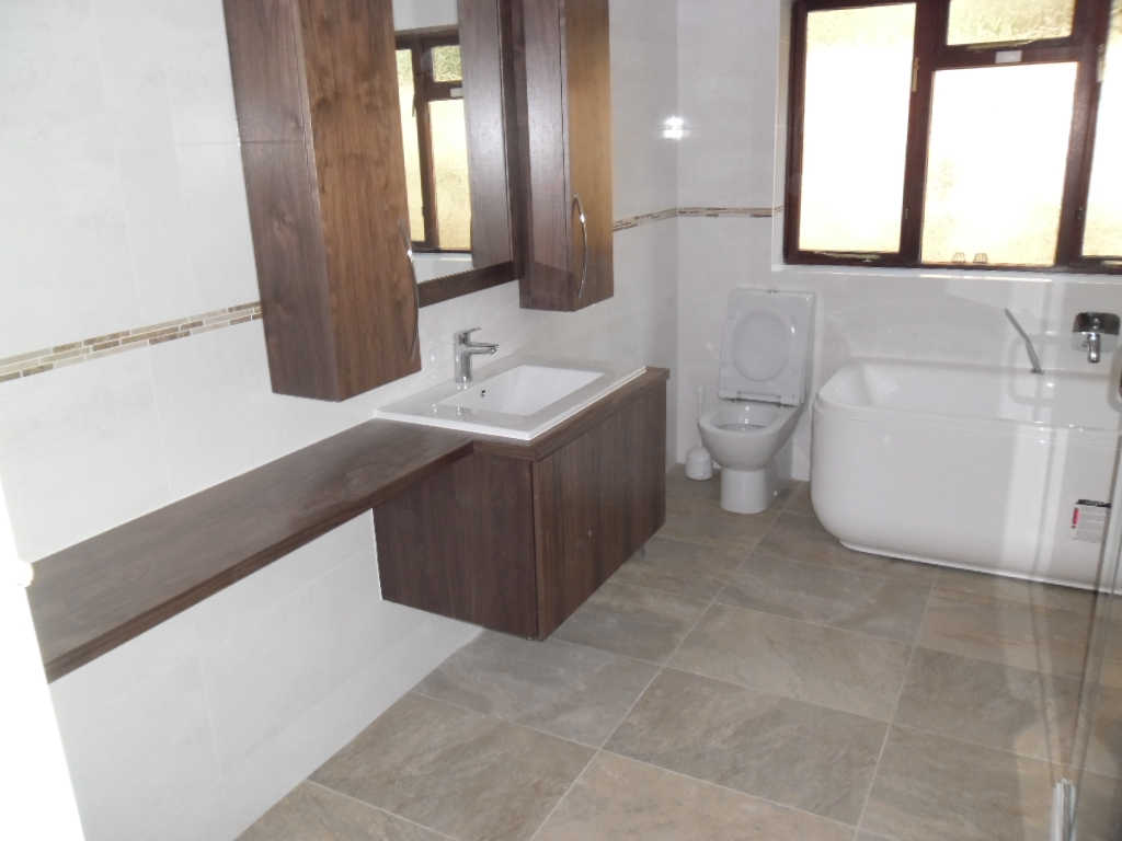 Large Bathroom 011