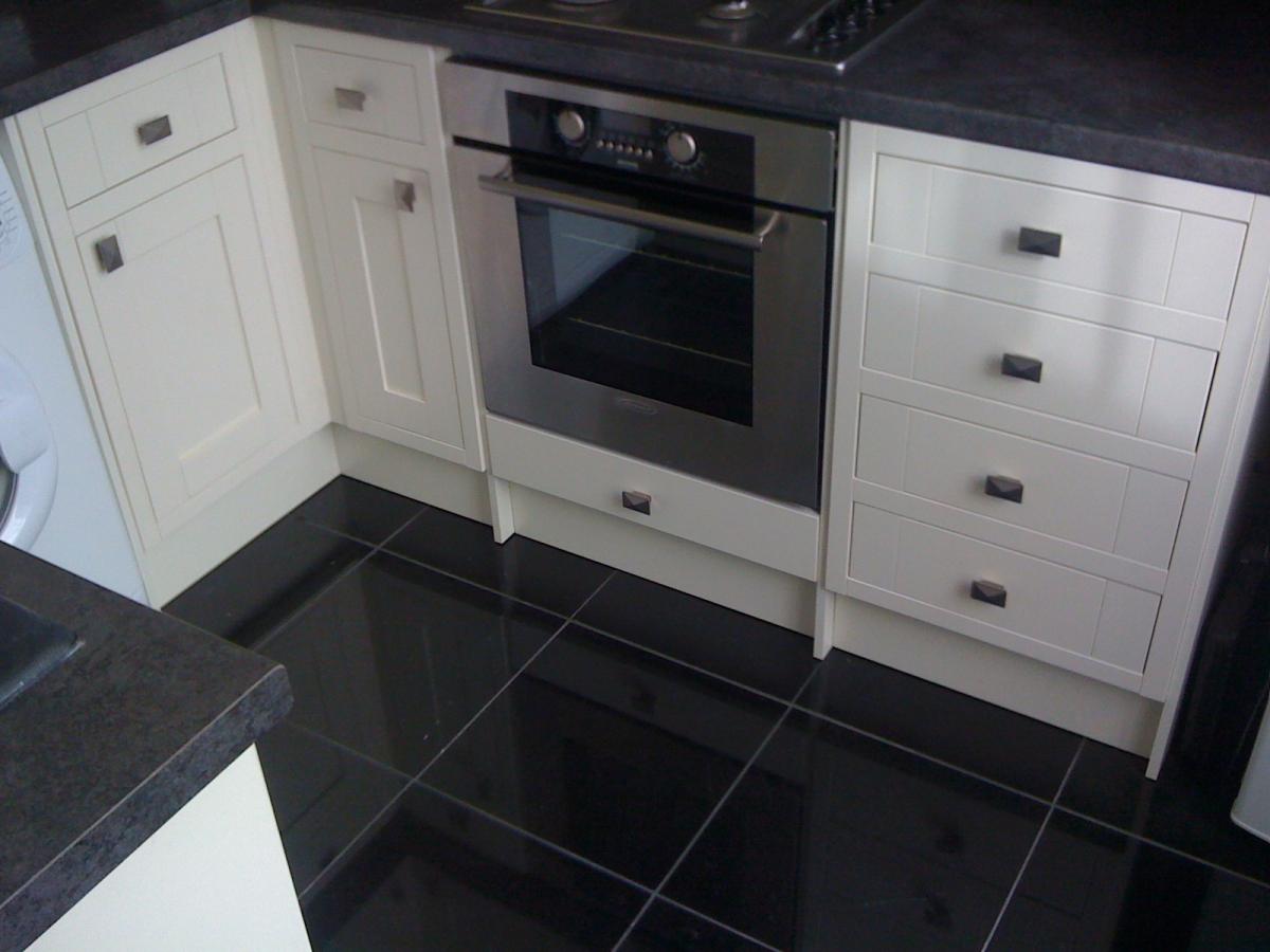 Magnet "Princeton" kitchen on a polished black granite floor with black Mapei Ultracolour grout