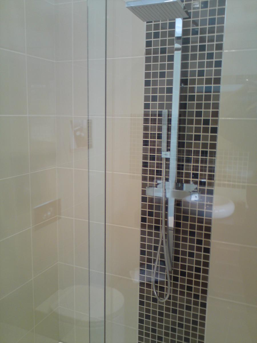 Shower room.