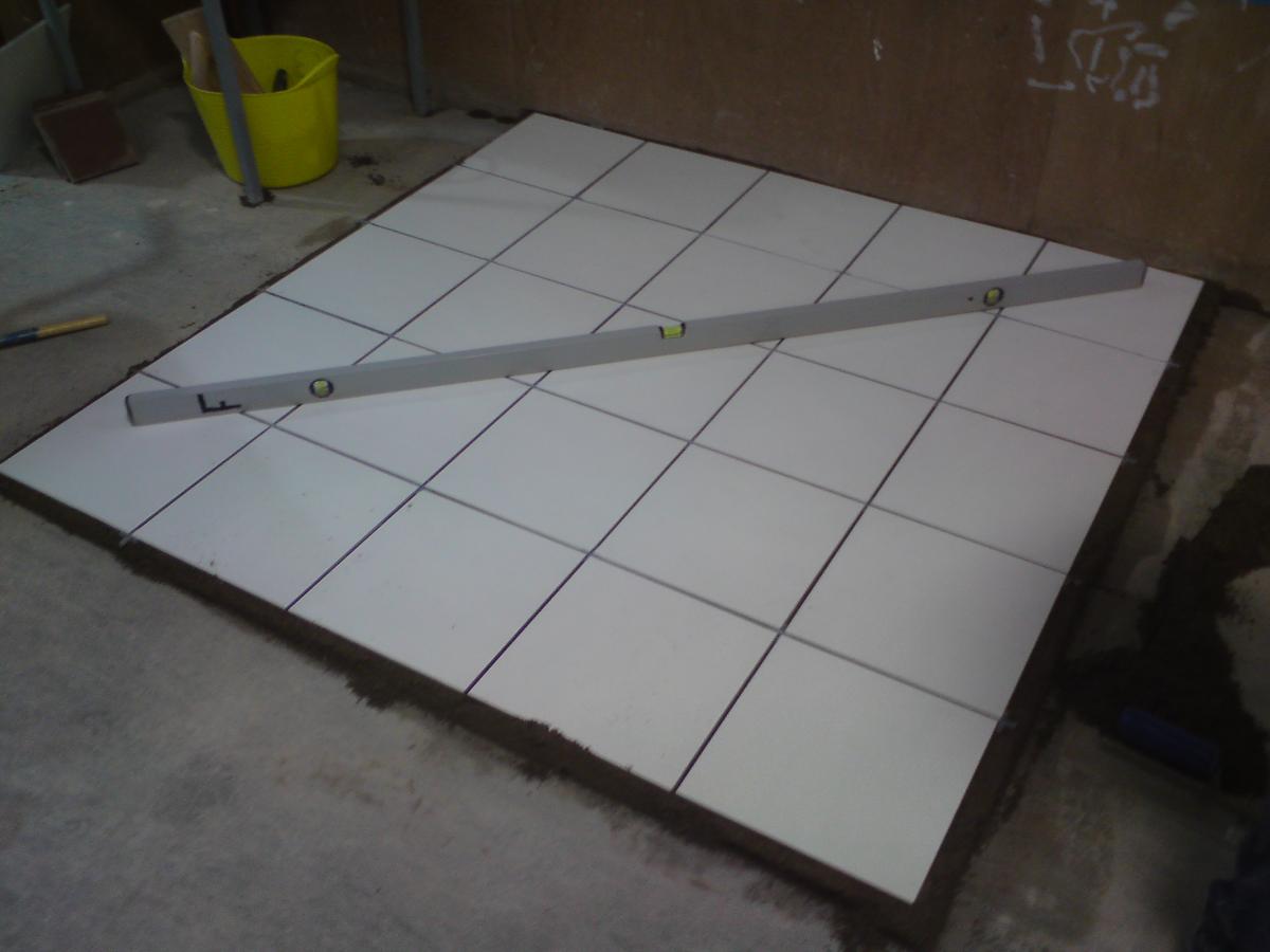 Tiling onto screed