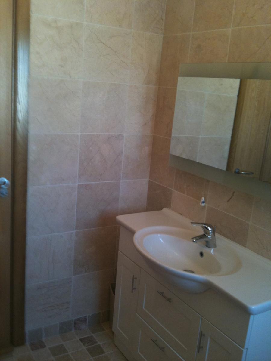 Wetroom: Crema nova tumbled 30x30 with 10x10 mix